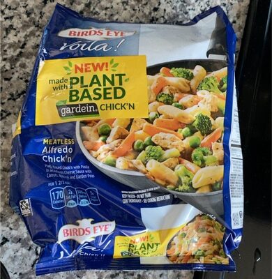 Meatless Alfredo Chick'N Plant-Based Chickn With Pasta In An Alfredo Sauce With Carrots, Broccoli, And Peas, Meatless Alfredo Chickn
