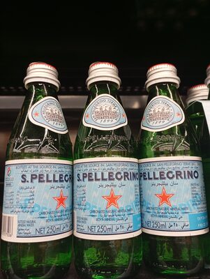 S.Pellegrino Sparkling Natural Mineral Water, 8.45 fl oz glass water bottle