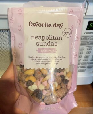 Neapolitan Sundae Vanilla Creme Almonds, Cashews, Chocolate Chips, Dried Sweetened Strawberries, White Chocolate Chips And Strawberry-Flavored Chips Trail Mix, Neapolitan Sundae